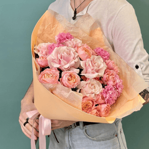 Букет с розами и диантусам Apricot idea