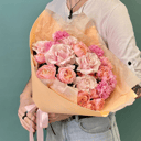 Букет с розами и диантусам Apricot idea