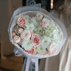 Букет "Пастила" из роз и хризантем