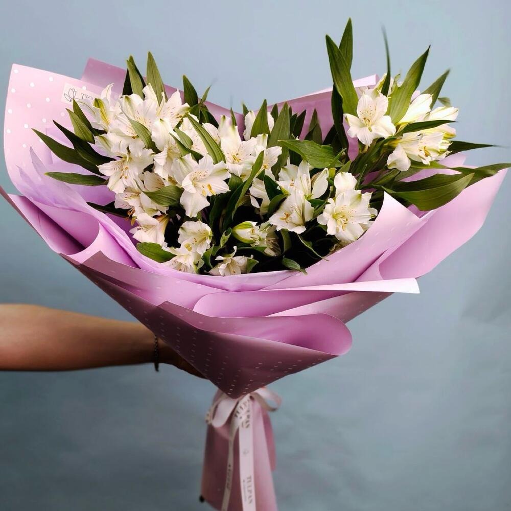 Букет из белых альстромерий