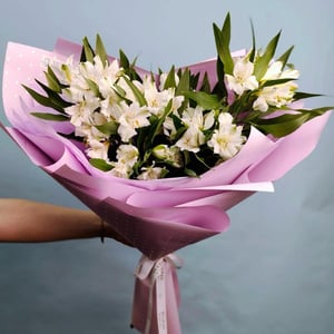 Букет из белых альстромерий