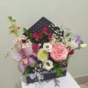 Композиция «Конвертик» из роз и эустом