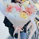 Сборный букет из диантусов из хризантем и гвоздик