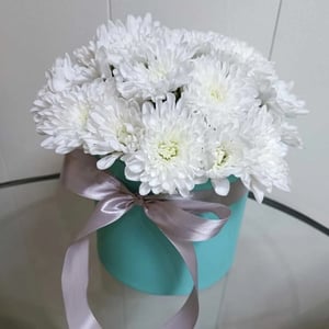 Шляпная коробка с цветами «Коробка белых хризантем»