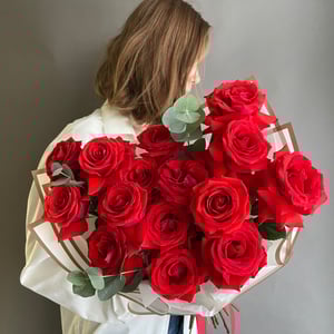 Алый букет из роз