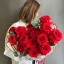 Алый букет из роз