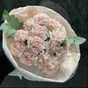 Букет стойких диантусов и эвкалипта из гвоздик