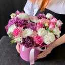 Шляпная коробка с цветами «Коробка из роз, хризантем и эустом»