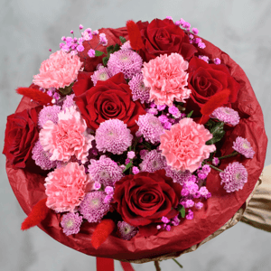 Яркий букет на День матери M с розами