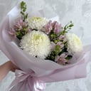 Букет хризантем и альстромерий