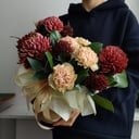 Шляпная коробка с цветами «Хризантемы Бигуди Ред и диантусы» из гвоздик