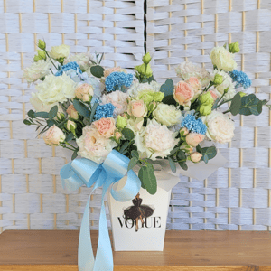 Коробка с цветами «В мире моды» из эустом и роз