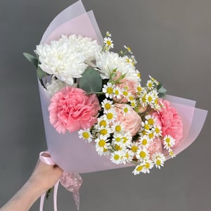 Букет с кустовой пионовидной розой из гвоздик и хризантем