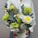 Шляпная коробка с цветами «Сейчас будем вместе делать» из гвоздик и роз