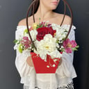 Композиция «Красная сумочка» из роз и эустом