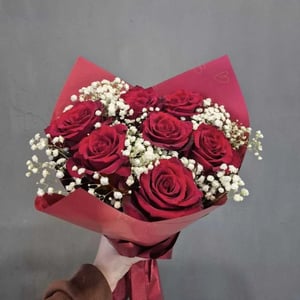 Букет из красных роз и гипсофила Страсть