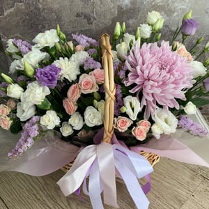 Корзина с цветами «Лавандовый рай» из эустом и роз