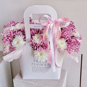 Коробка с цветами «Цветы в сумке Кокетка» из хризантем