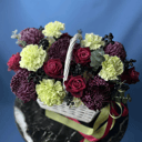 осенняя корзина из роз и гвоздик