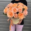 Шляпная коробка с цветами «Персиковое настроение» из роз