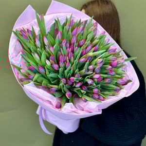 Букет «101 малиновый тюльпан»
