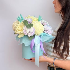 Шляпная коробка с цветами «Композиция в коробке из белых хризантем, роз и гвоздик»