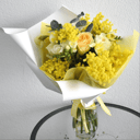 Букет из роз и мимозы