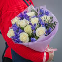 Букет «Морская волна» из ирисов и роз