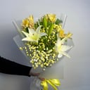 Авторский букет 70 - с лилией из альстромерий и гипсофил