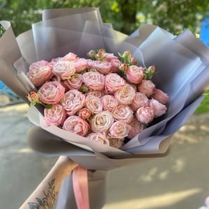 Букет кустовых роз с оформлением