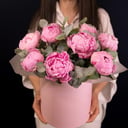 Шляпная Коробка: монобукет из пионов