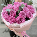 Букет «17 розовых пионовидных роз с эвкалиптом»