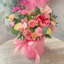 Шляпная коробка с цветами «Персик» из альстромерий и гвоздик