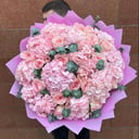 Нежный букет с розами и гортензией