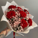 Букет из 7 красных роз и гипсофилы