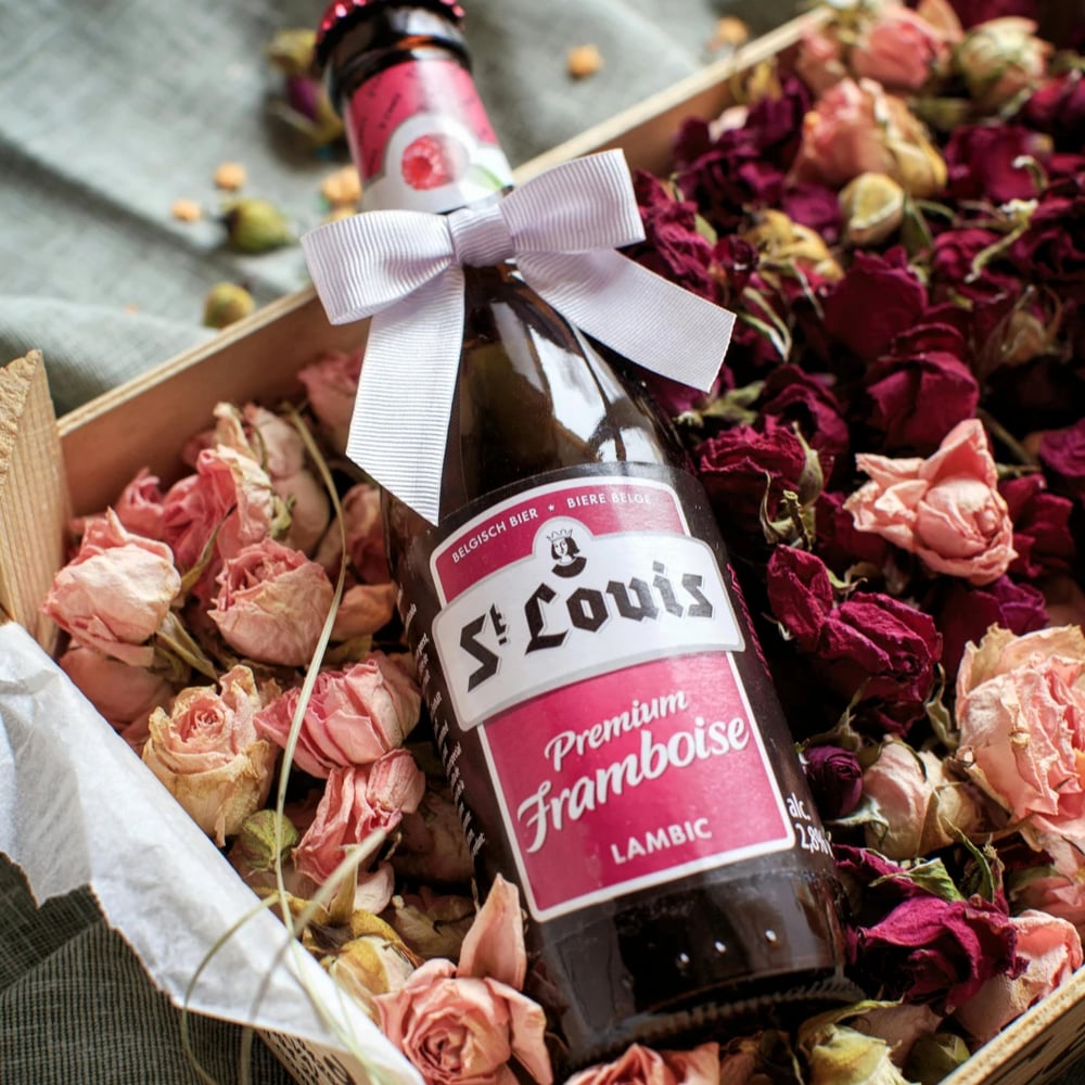 Boyfriend gift ideas with flowers and treats