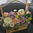 Композиция «Ящик с цветами» из хризантем и экзотических цветов