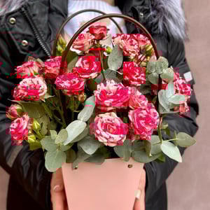 Коробка с цветами «Сумочка с яркой кустовой розой и эвкалип»