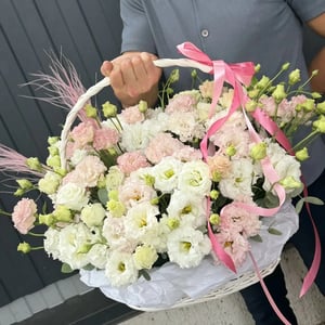 Шикарная корзина с эустомой