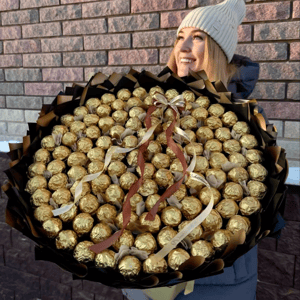 Огромный букет из конфет "Ферреро"