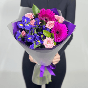 Букет «Аметист» из роз и ирисов