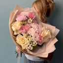 Букет с эустомой из роз и хризантем