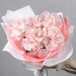 Букет из нежных светлых роз M