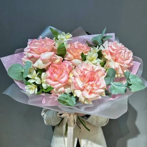 Букет "Весь мир для тебя" из роз и альстромерий