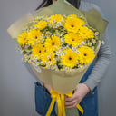 Букет из 15 желтых гербер и 20 ромашек