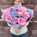 Букет с гвоздиками и розовыми розами