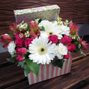 Коробка с цветами «Сюрприз» из роз и альстромерий