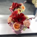 Коробка с цветами «Нежность и страсть» из роз и гвоздик