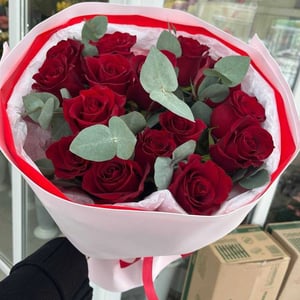 Букет из роз и эвкалипт а