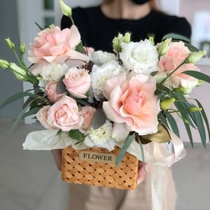 Корзина с цветами из роз и гвоздик